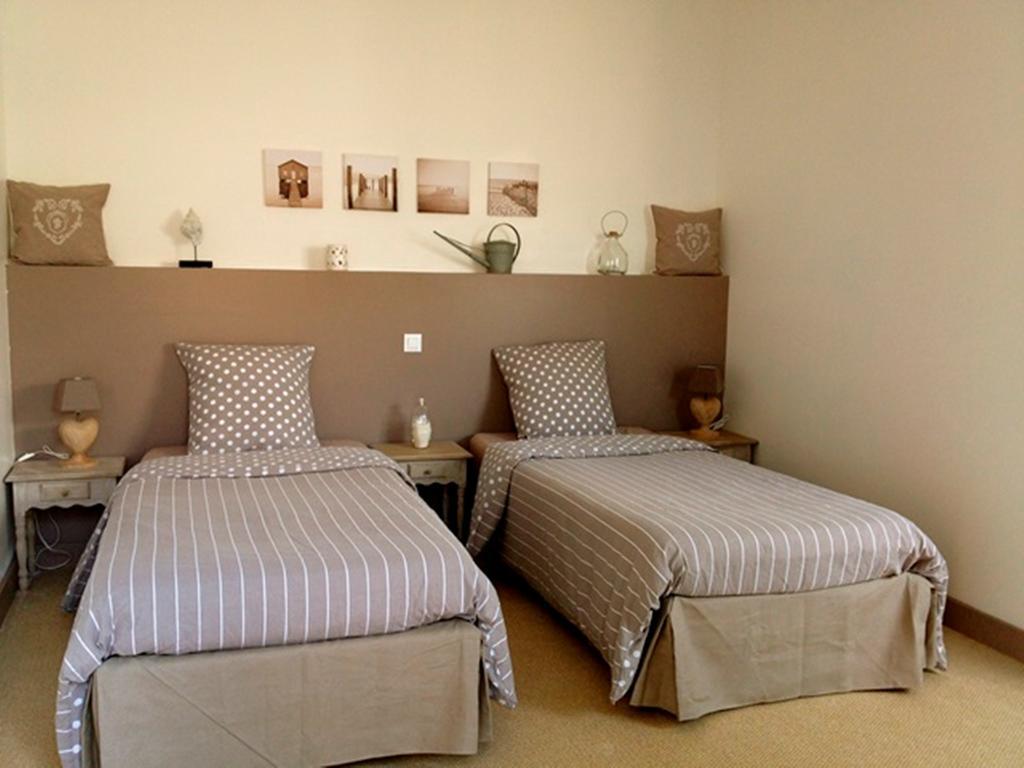 Hotel Les Voyageurs เลส์ซาบล์-โดล็อนน์ ภายนอก รูปภาพ