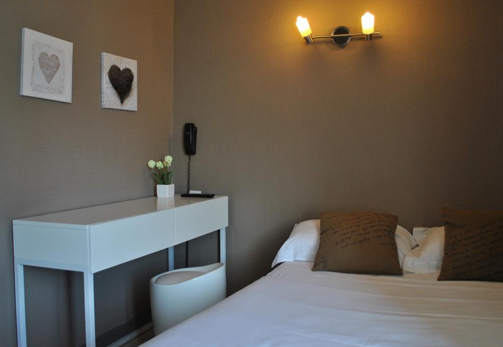 Hotel Les Voyageurs เลส์ซาบล์-โดล็อนน์ ภายนอก รูปภาพ